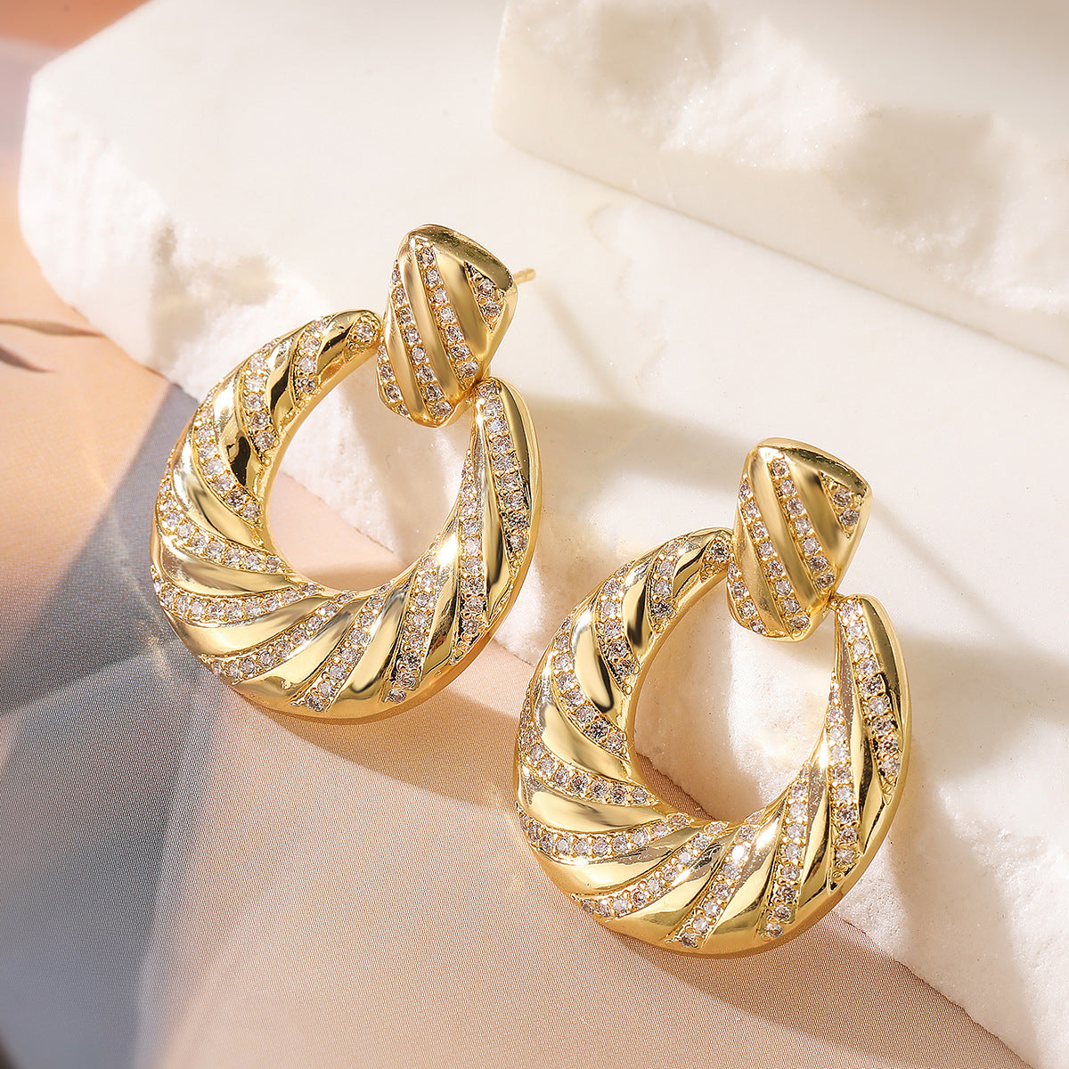 Minimalist Geometric Ear Studs for Women Made of Brass with 18K Gold Plating and Zircon Inlay