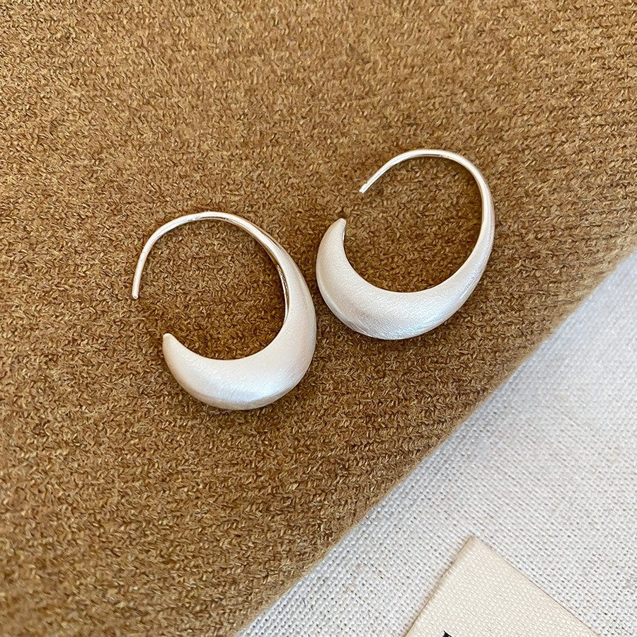 Pendientes de metal geométricos minimalistas con incrustaciones de diamantes de imitación y acabado cepillado para mujer
