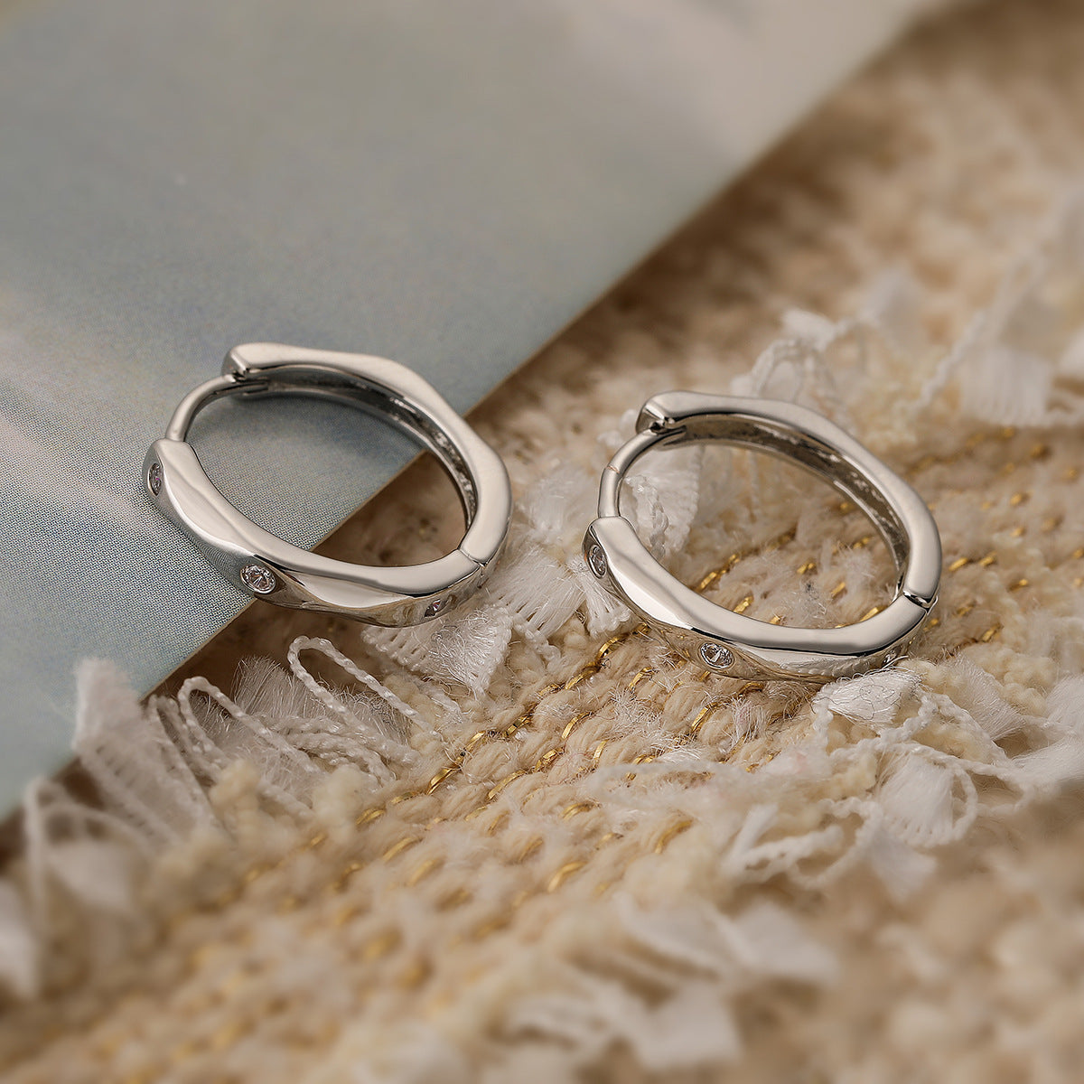 Orecchini a Cerchio Minimalisti Geometrici in Rame con Placcatura in Oro e Intarsi in Zirconi da Donna