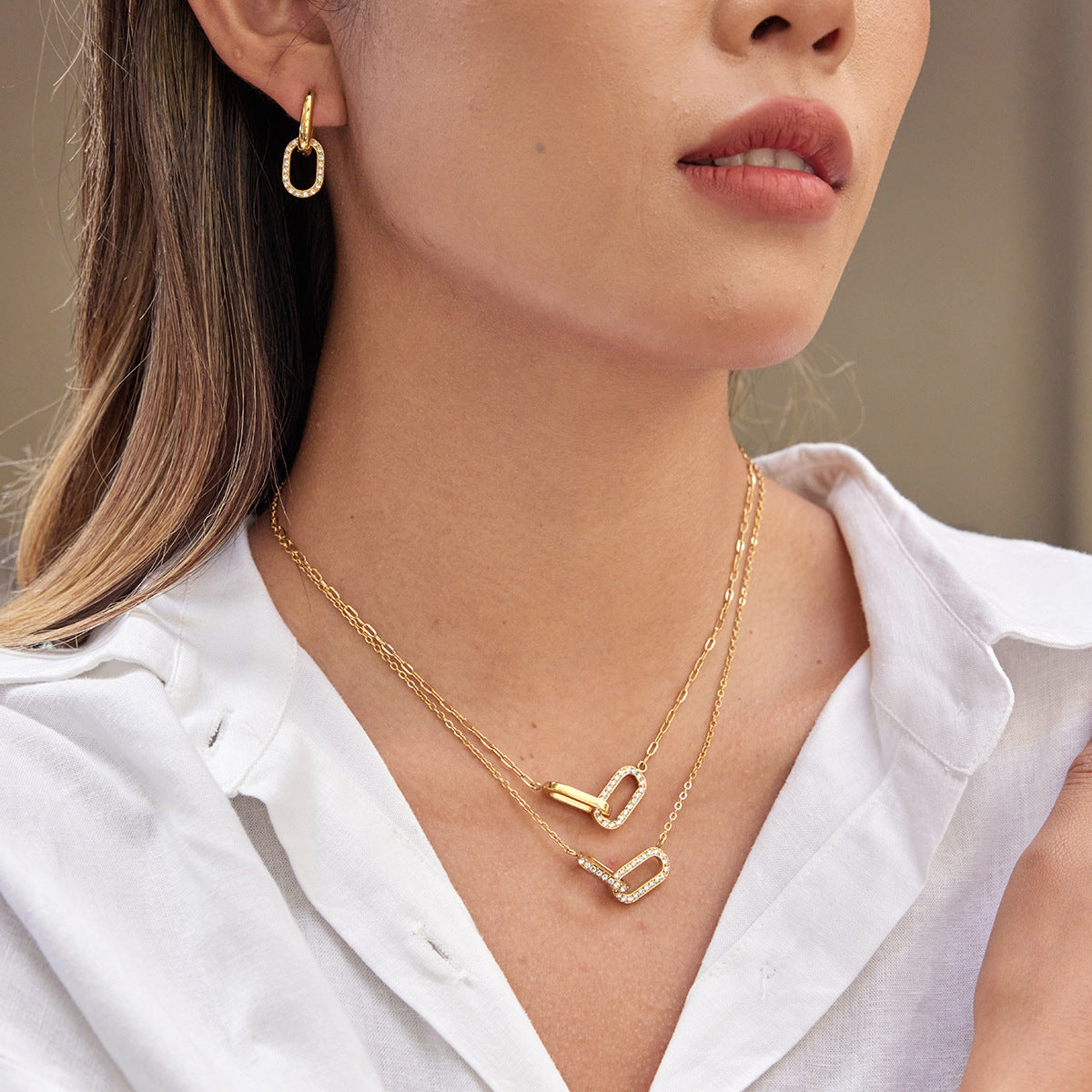 Collar con colgante geométrico minimalista de titanio y acero con acabado chapado para mujer, delicada cadena para suéter para otoño e invierno
