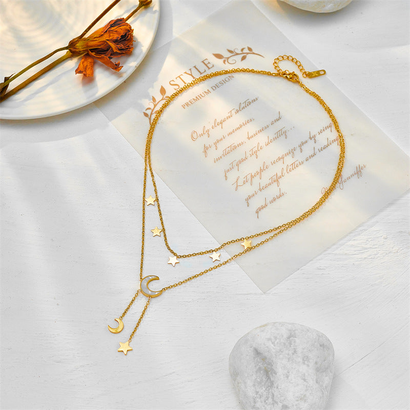 Collana a strati in acciaio al titanio con pendente minimalista a forma di stella e luna geometrica con dettaglio nappa da donna