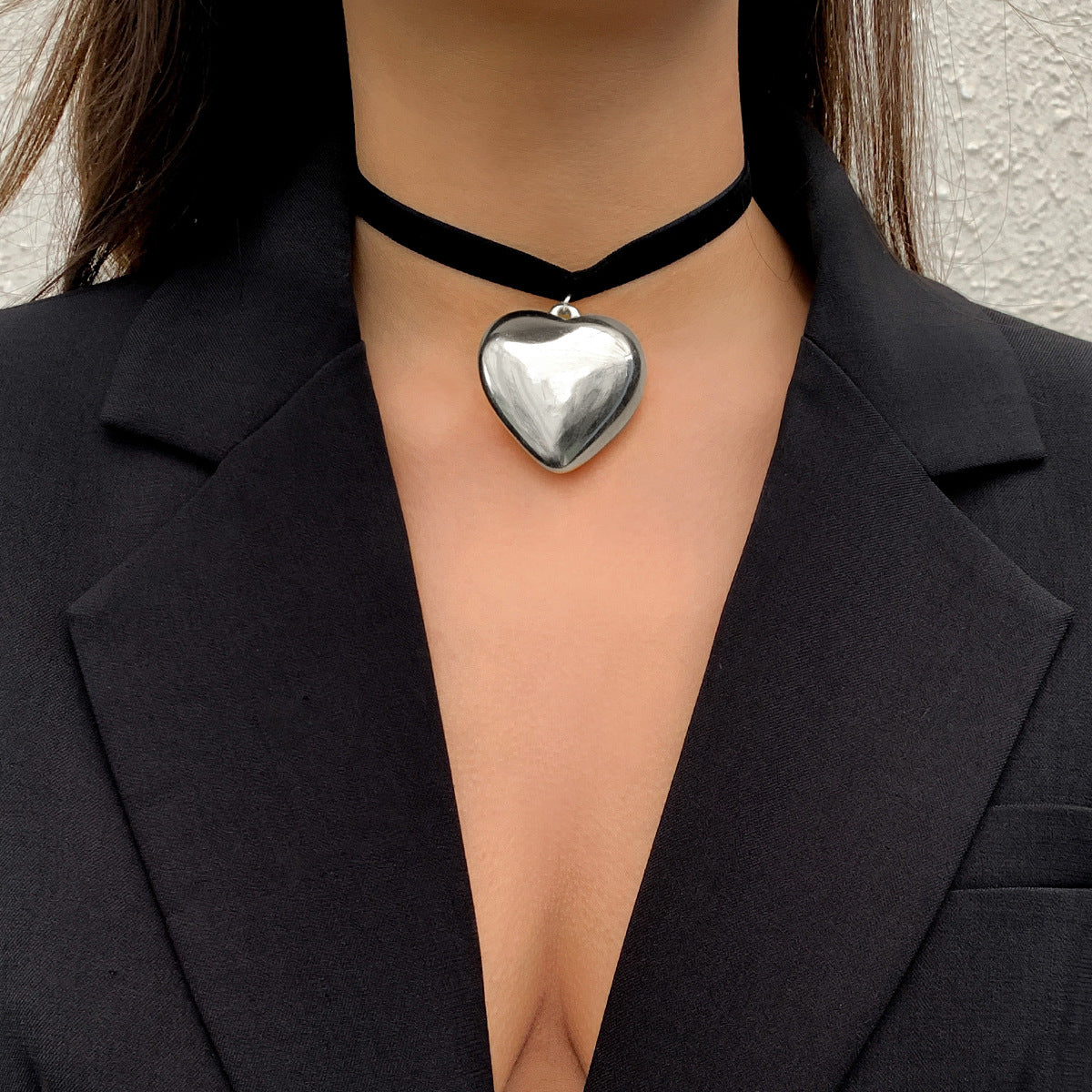 Collana girocollo a cuore dolce e audace con catena in velluto e ciondolo a nappa in resina plastica placcata
