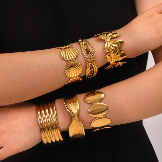 Bracciale rigido minimalista da donna con fiocco e apertura, in acciaio inossidabile placcato oro 18K