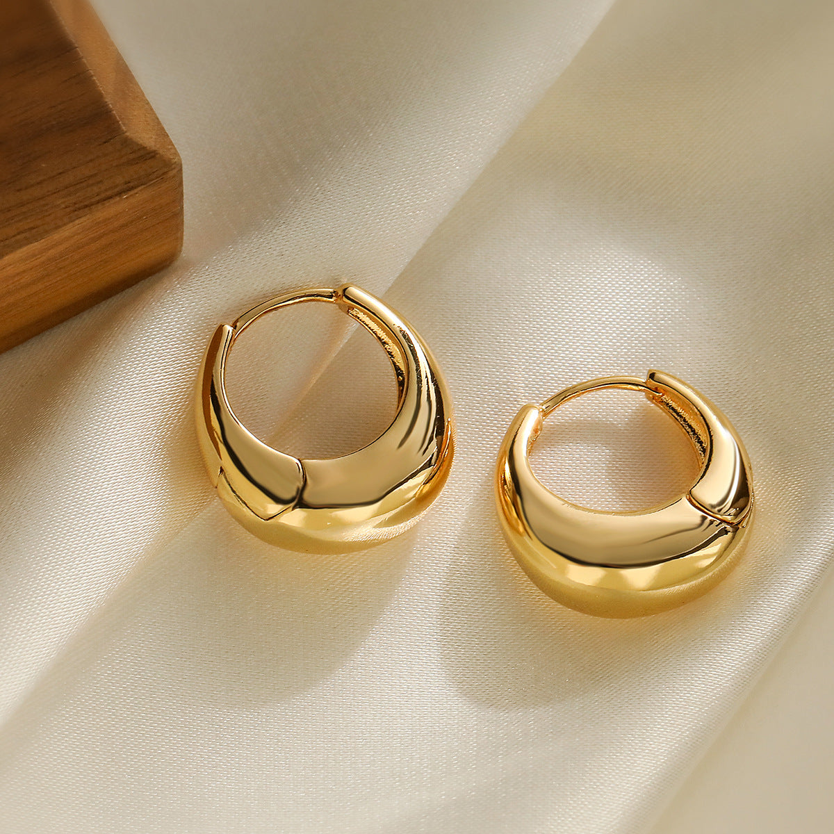 Minimalist Geometric Copper Earrings with Gold Plating for Women, Smooth Retro-Inspired Ear Clips
