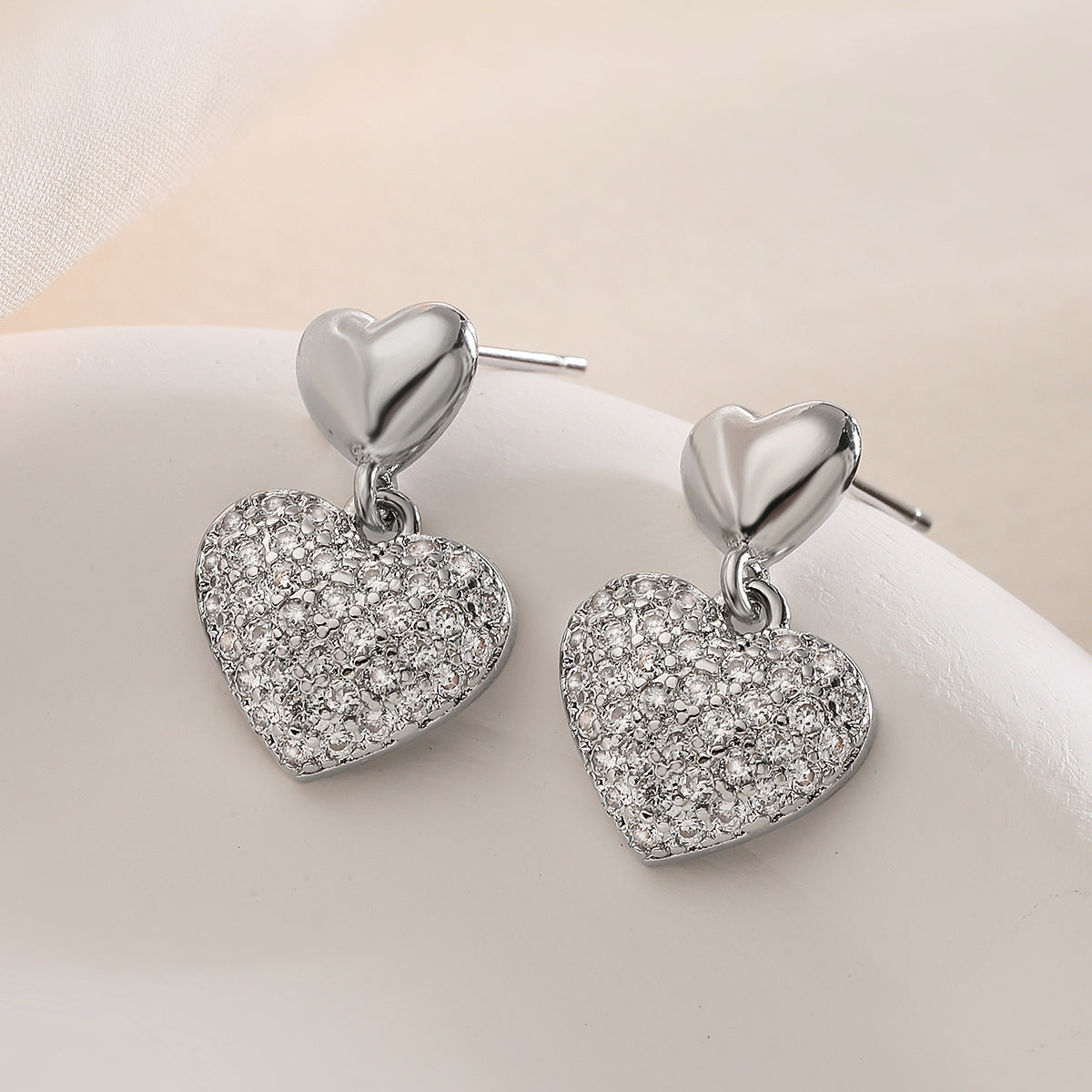Orecchini vintage minimalisti a forma di cuore in rame placcati oro con zirconi micro-pavé da donna