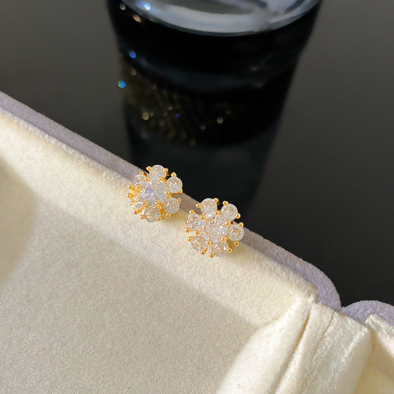 Sweet Elegant Heart Shaped Alloy Plated Stud Earrings with Micro-set Cubic Zirconia and Daisy Floral Design