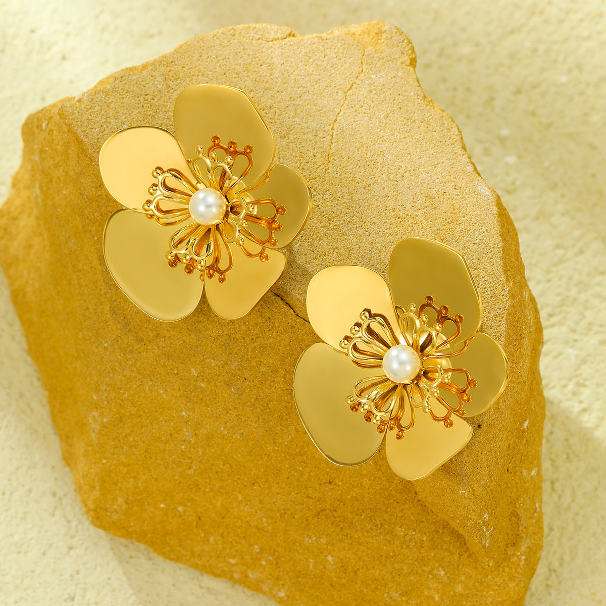 Orecchini a perno da donna in acciaio inossidabile con perla intarsiata a fiori minimalisti e finitura lucida