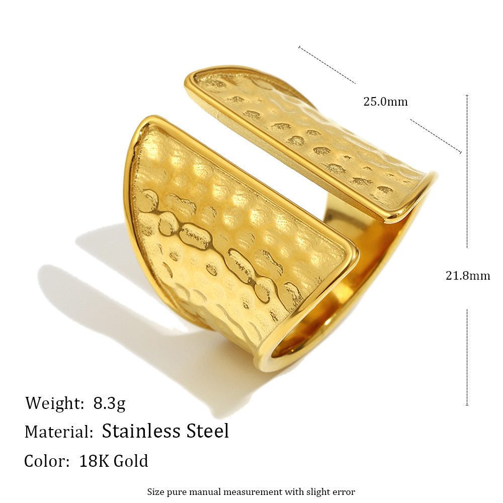 Anello da donna minimalista geometrico in acciaio inossidabile con placcatura in oro 18 carati e texture martellata