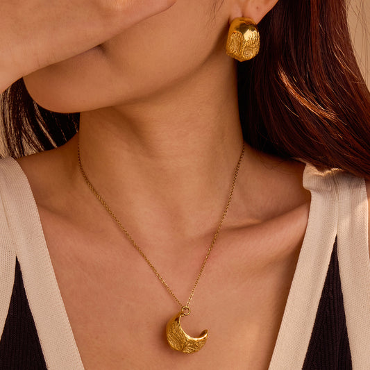 Minimalist Geometric Hammered Texture Stainless Steel Necklace for Women with 18K Gold Plated Pendant
