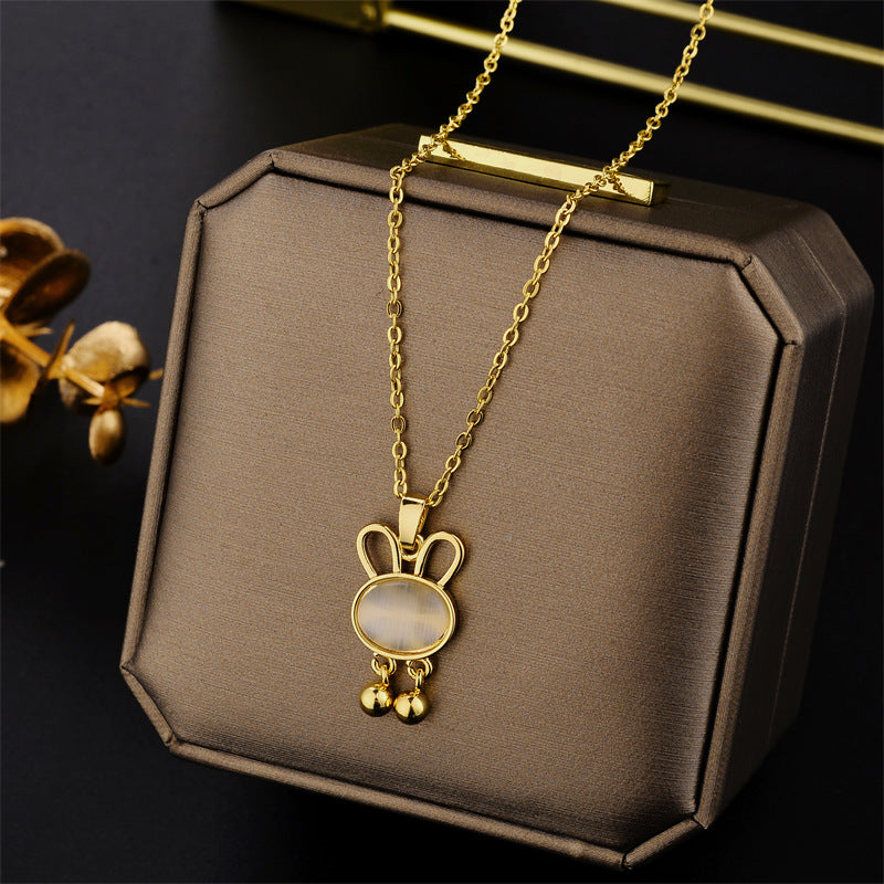 Graziosa collana con ciondolo a forma di orecchie di coniglio con pietra Cat's Eye e accenti in madreperla bianca, base in acciaio al titanio con placcatura in oro, catena a onda d'acqua, stile locket ipoallergenico