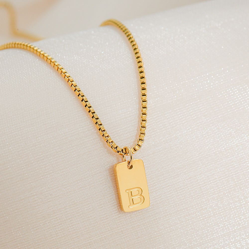 Collar con colgante de letra geométrica minimalista de acero inoxidable con baño de oro de 18 quilates para mujer