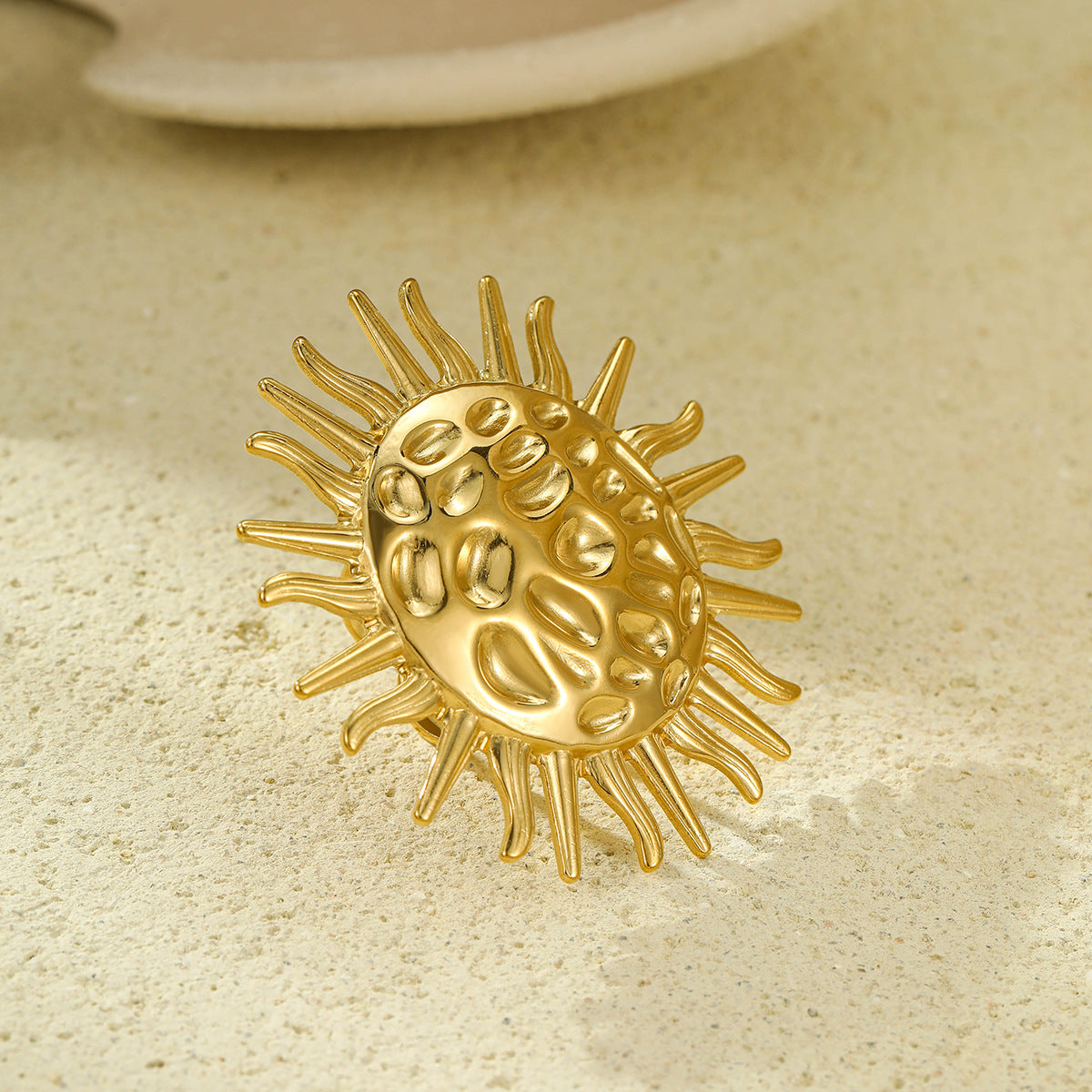 Anello da donna in acciaio al titanio a forma di girasole, minimalista ed elegante, con finitura placcata