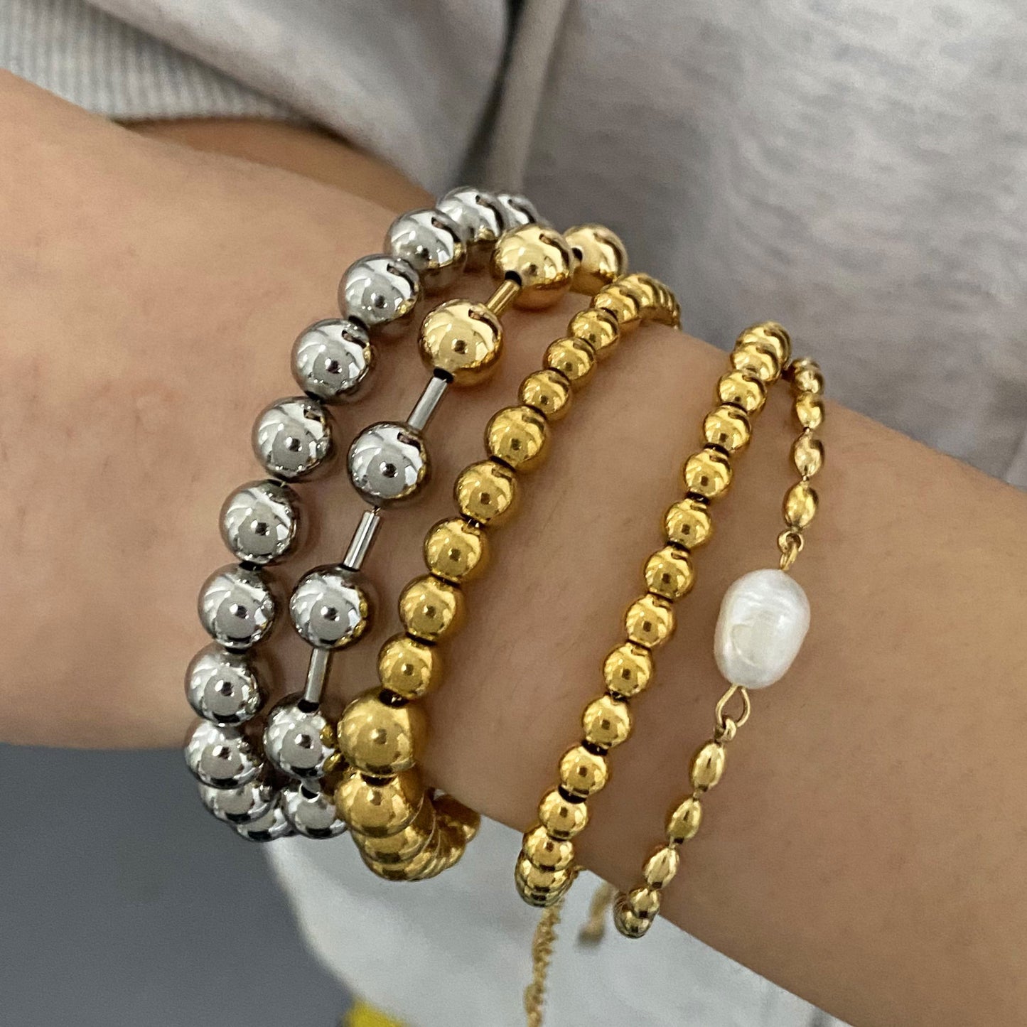 Pulsera minimalista geométrica de cuentas de acero inoxidable con cadena de acero de titanio chapado para mujer