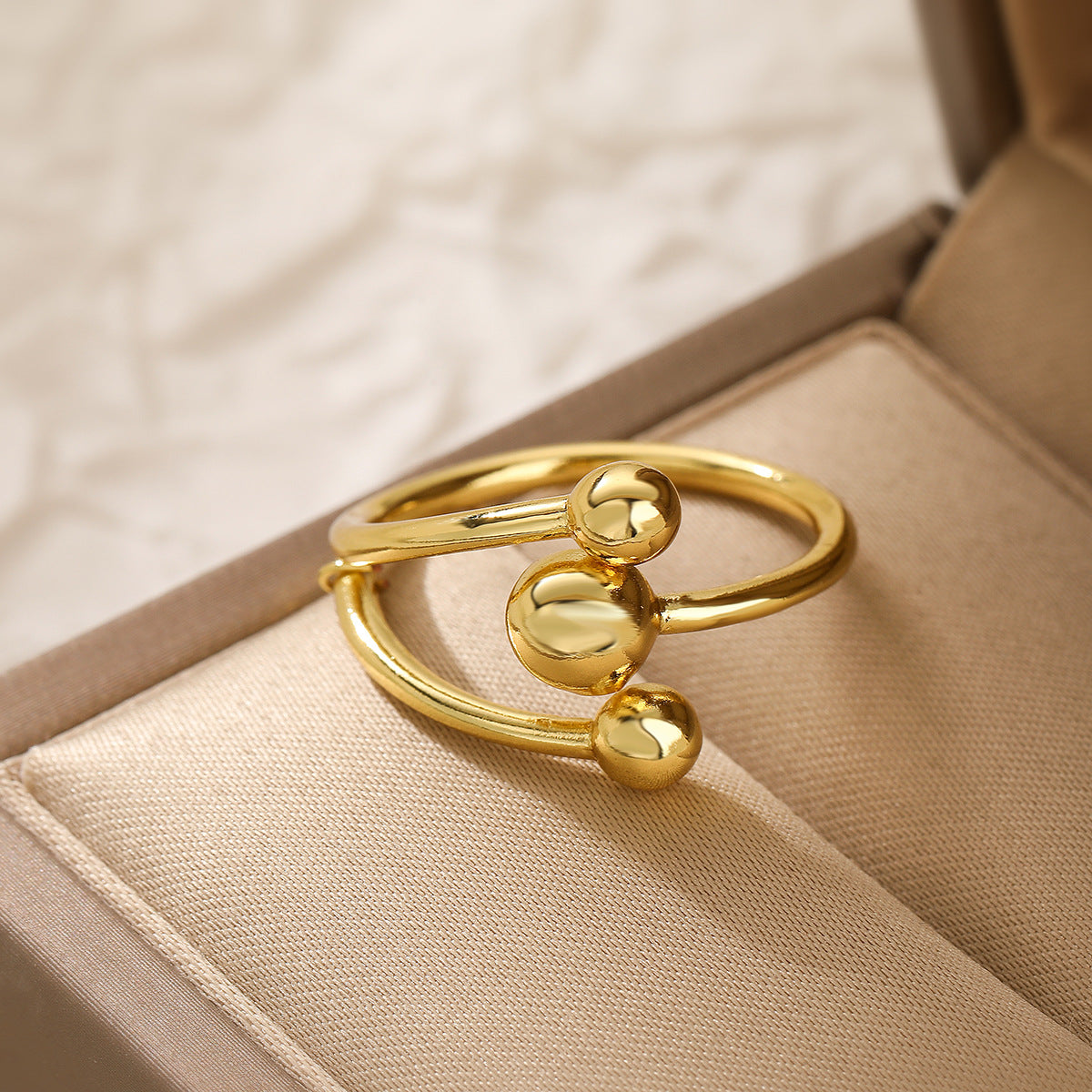 Anello geometrico irregolare minimalista da donna in rame con zirconi micro-pavé e perle