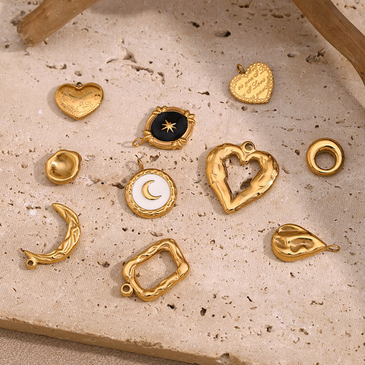 Fashionable Heart and Moon Geometric Pendant in Stainless Steel with 18K Gold Plating and Hammered Texture