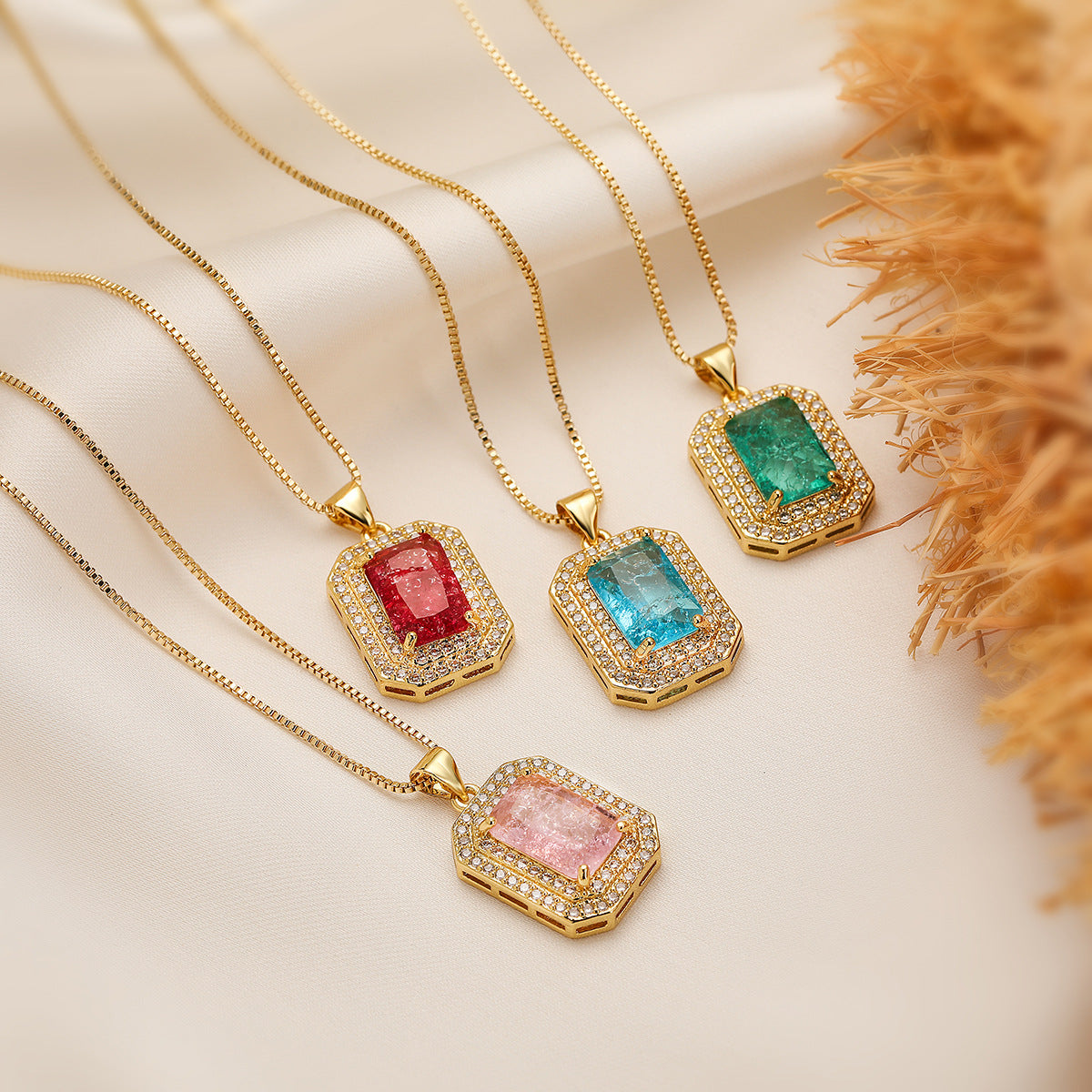 Collana con Pendente Quadrato Geometrico Minimalista da Donna in Ottone Placcato Oro 18K con Dettagli in Zirconi
