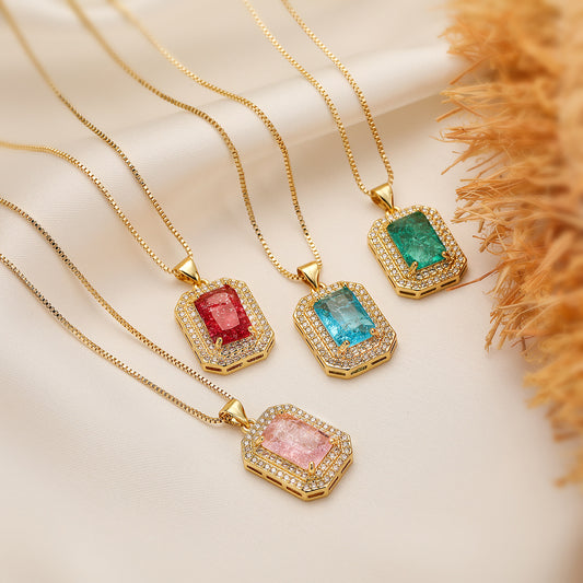 Collar con Colgante Cuadrado Geométrico Minimalista para Mujer en Latón con Baño de Oro de 18K y Detalles de Circonita