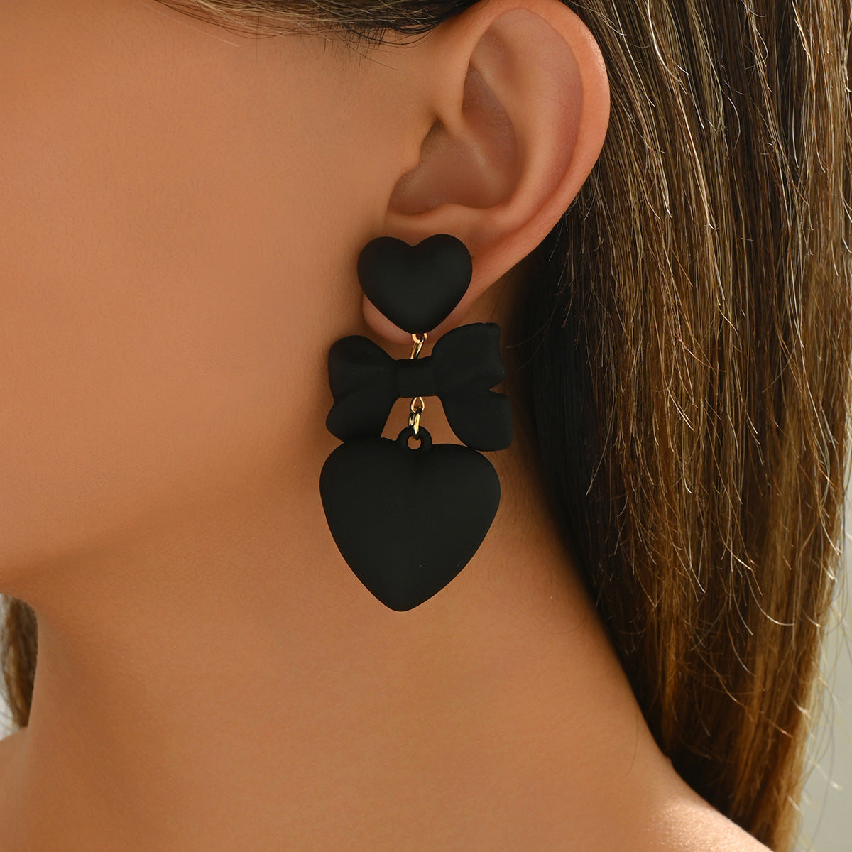Orecchini a perno minimalisti da donna a forma di cuore nero in acrilico con finitura placcata