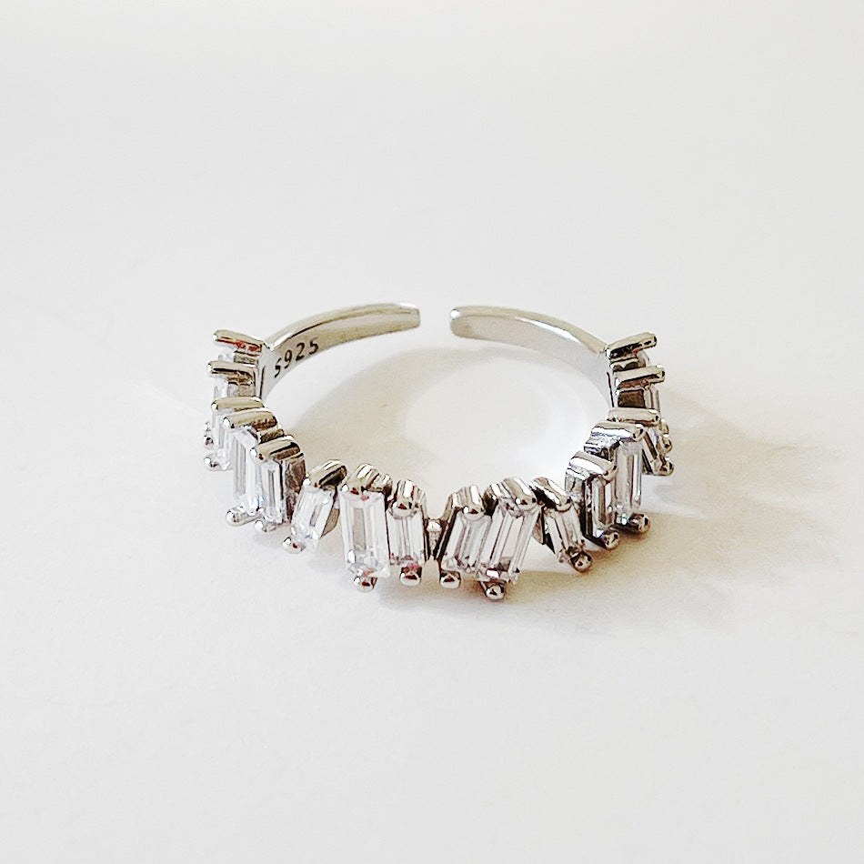 Anillo minimalista y elegante de plata de ley 925 con circonitas cúbicas geométricas incrustadas para mujer