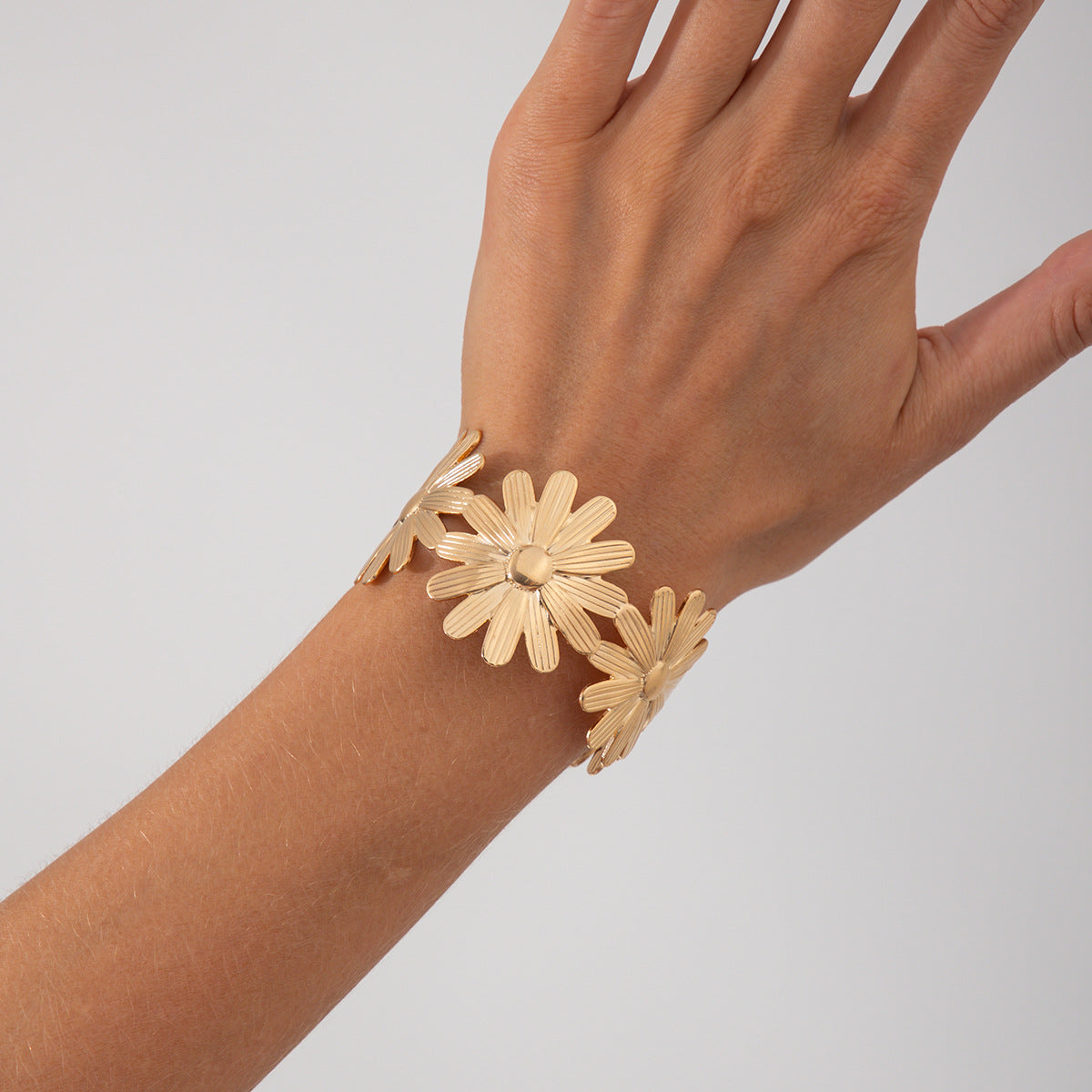 Bracciale rigido floreale vintage in metallo con design a petalo e finitura placcata, regolabile