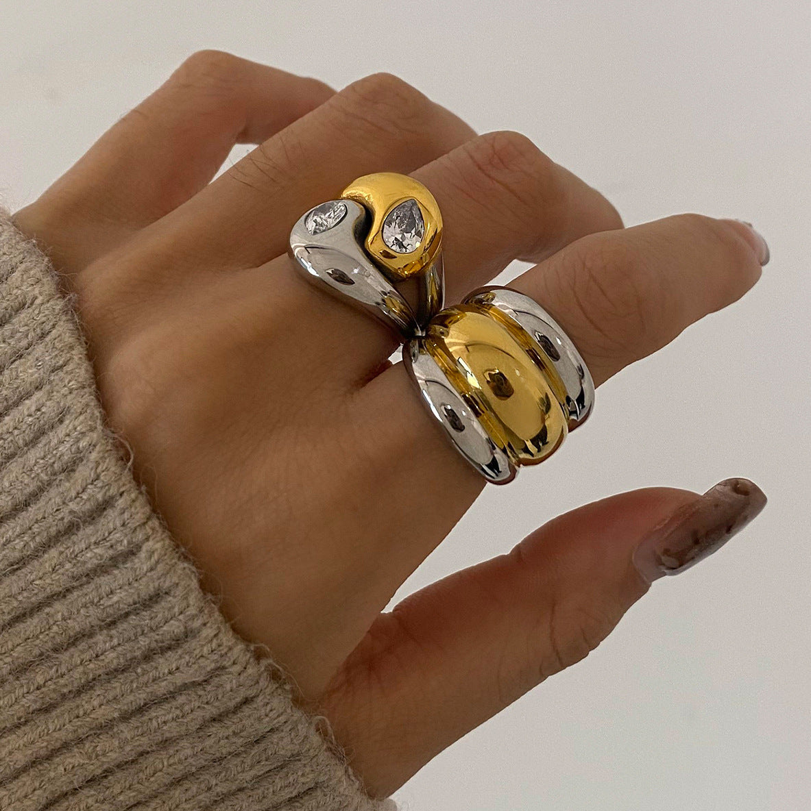 Anillo de acero inoxidable geométrico de inspiración vintage con acabado chapado para mujer