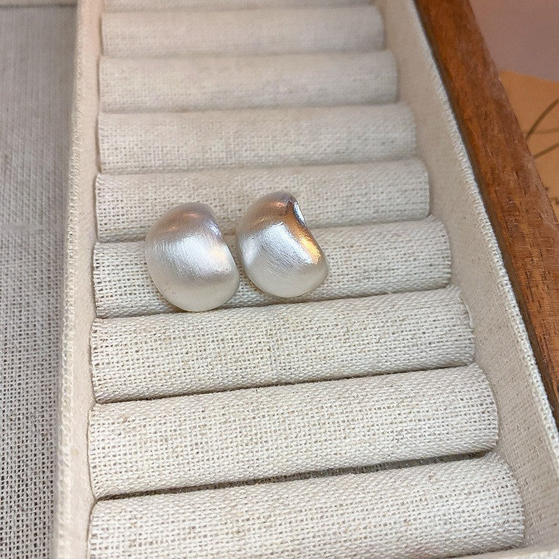 Pendientes de metal geométricos minimalistas con incrustaciones de diamantes de imitación y acabado cepillado para mujer