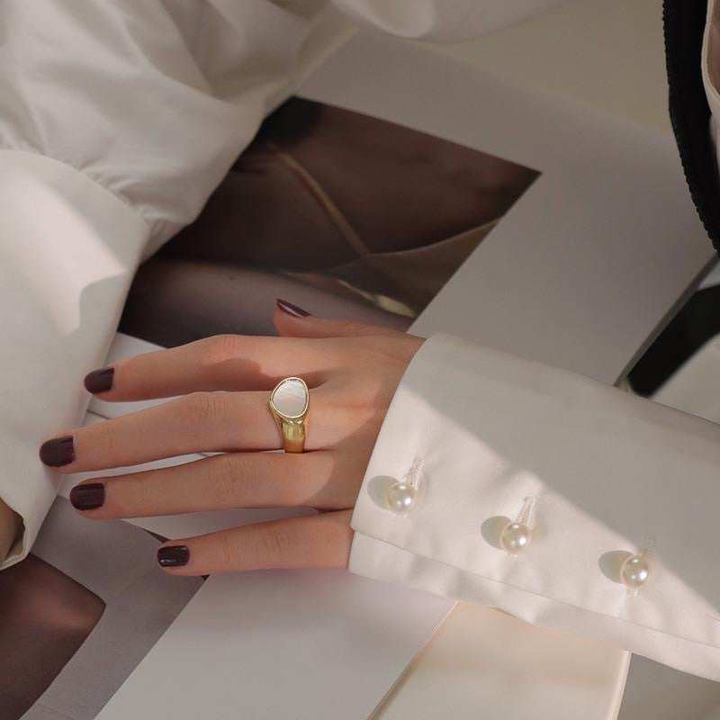 Anello da donna regolabile placcato oro con accenti in madreperla bianca, geometrico, ispirato al minimalismo giapponese