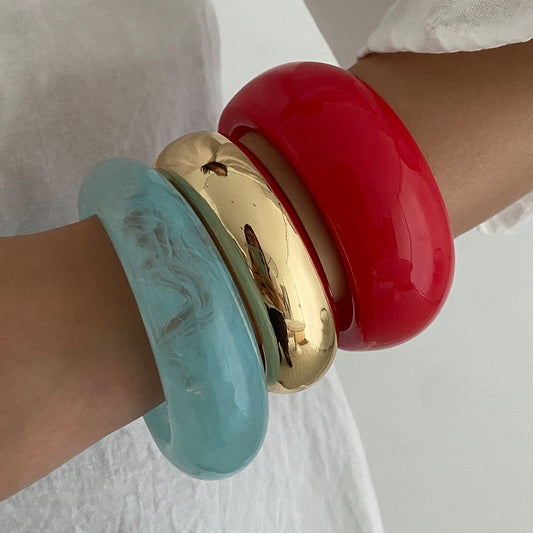 Bracciale Geometrico a Contrasto Rosso Audace con Finitura Lucida e Superficie Galvanizzata per Donna