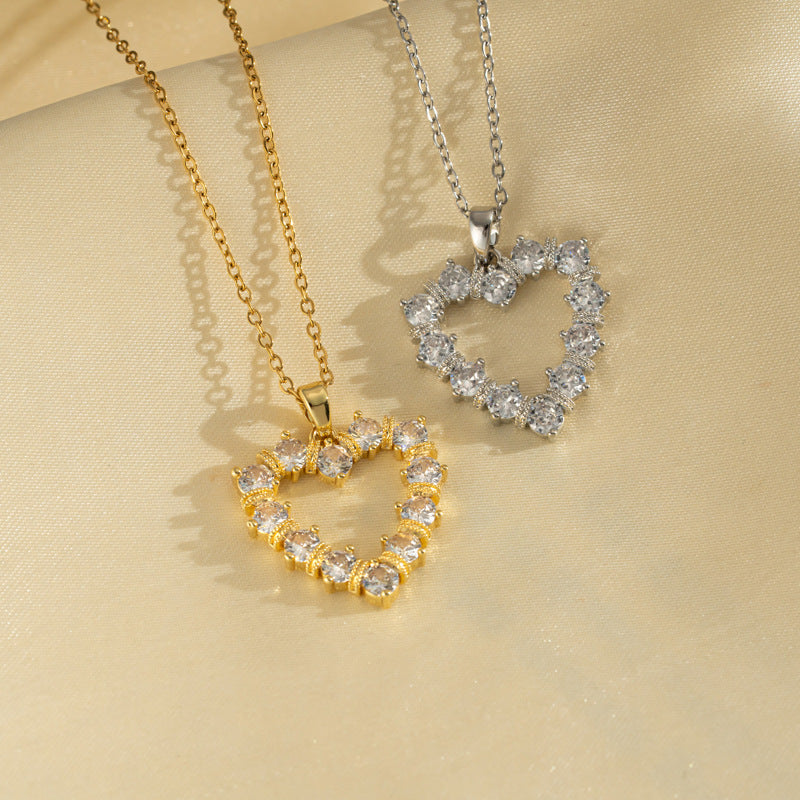 Collana di lusso da donna in acciaio al titanio a forma di cuore con intarsio in strass e catena O lucida
