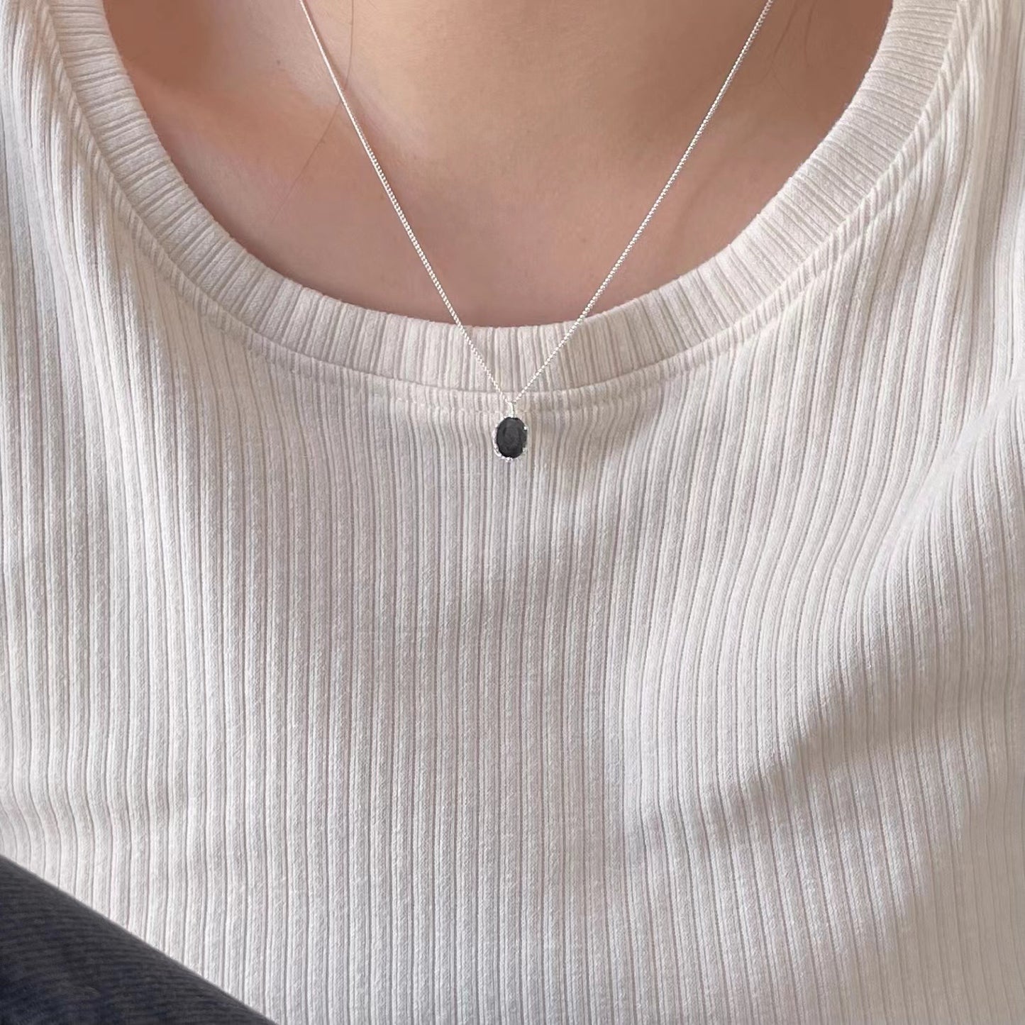Collar minimalista de dije redondo geométrico en plata de ley 925 con acentos de diamantes de imitación negros