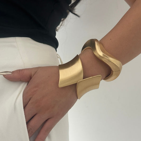 Pulsera de puño con diseño de lágrima geométrica, chapada en mate, elegante, hueca, irregular