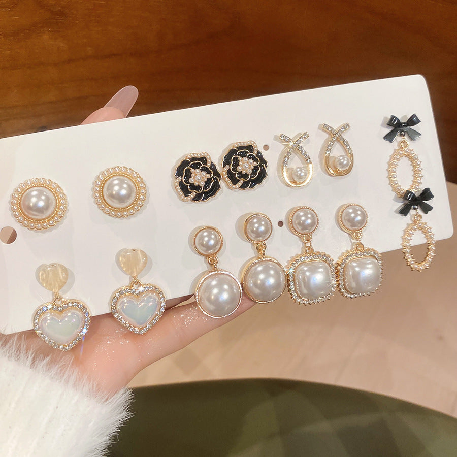 Set di Orecchini Eleganti di Lusso a Perno, con Perle Geometriche, Accenti di Strass e Perni in Acciaio Inossidabile