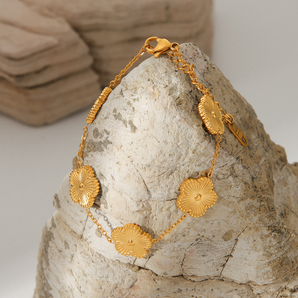 Bracciale Minimalista da Donna in Acciaio Inossidabile con Trifoglio, Placcatura Oro e Design Floreale Geometrico