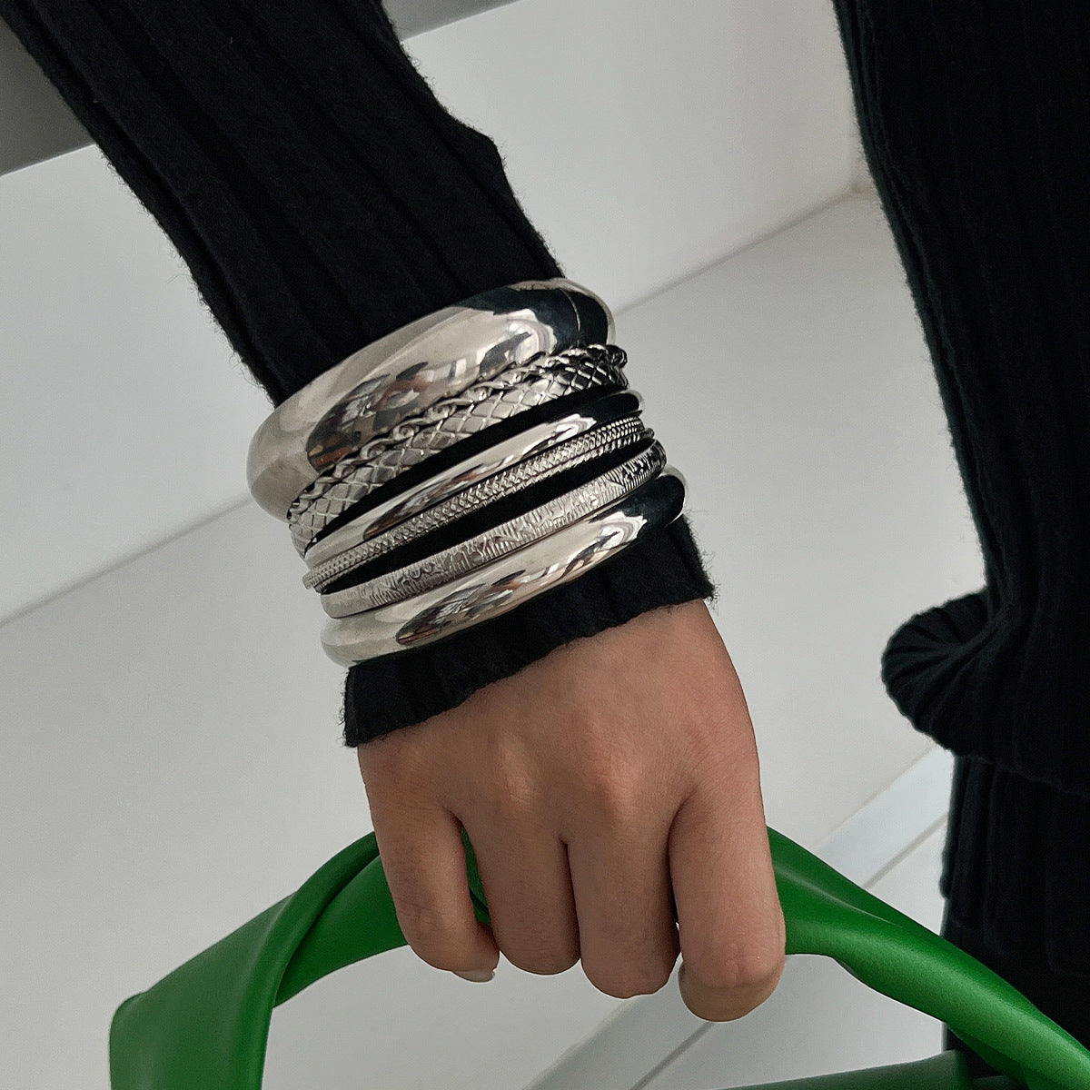Set di bracciali vintage in metallo con texture geometrica a pelle di serpente, finitura lucida e superficie elettrolitica