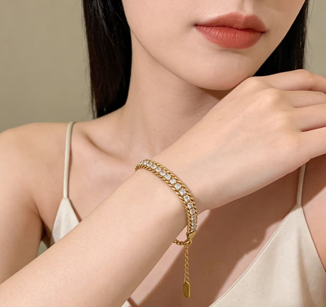 Bracciale da donna in acciaio al titanio placcato oro con intarsio di strass geometrici quadrilateri, lusso minimalista