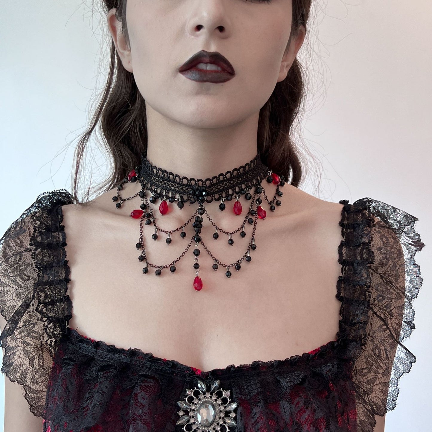 Collana Gotica da Donna Stile Dark con Ciondolo Geometrico, Intarsio di Strass Rossi e Catena in Pizzo