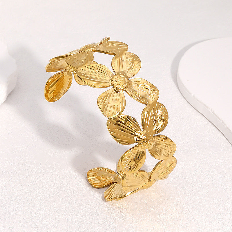 Bracciale a fascia larga minimalista in acciaio inossidabile placcato oro 18 carati con design floreale