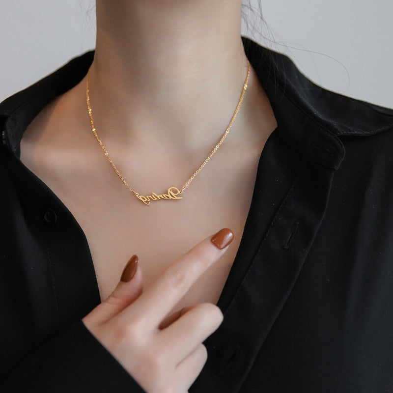 Collana Minimalista da Donna in Acciaio al Titanio a Forma di Lettera, Placcata Oro 18K con Catenina a O