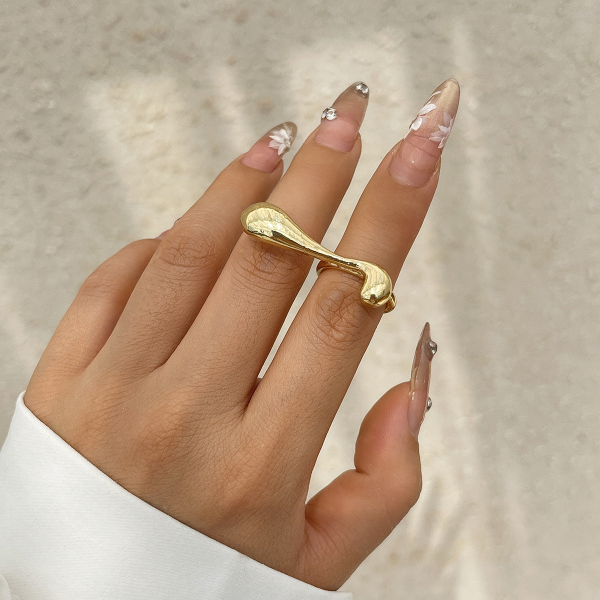 Anello da donna minimalista a goccia irregolare geometrica placcato oro con perla e fiocco
