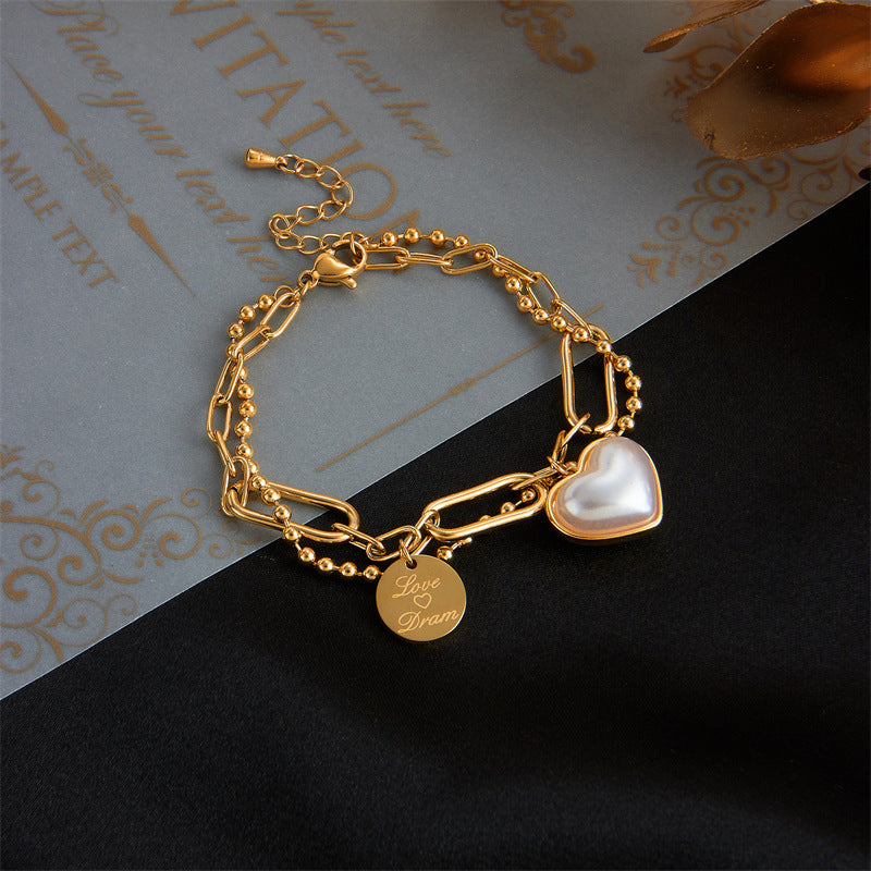 Pulsera con colgante redondo grabado, con incrustaciones de perlas, con forma de corazón doble irregular, estilo minimalista vintage, de acero de titanio con acabado chapado
