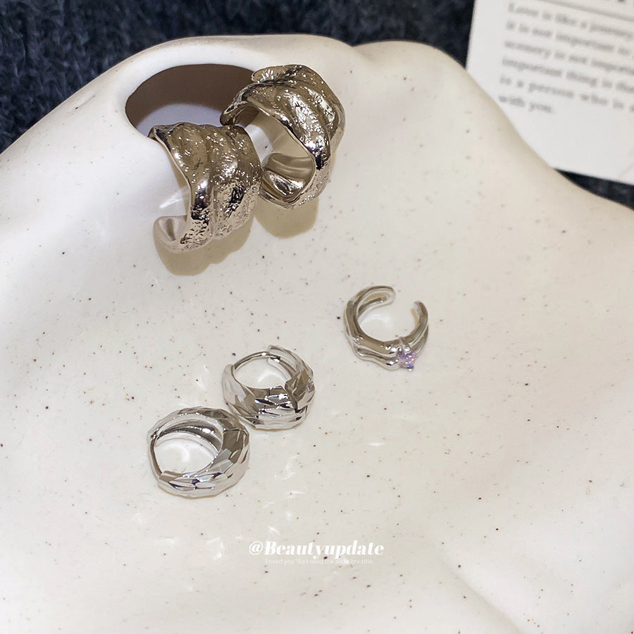 Orecchini a perno da donna a forma di C in metallo argentato geometrico minimalista con estetica cool e sensazione di lusso