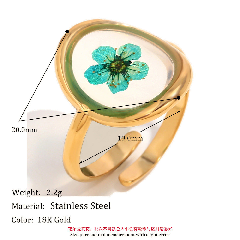 Anello da donna minimalista floreale in acciaio inossidabile placcato oro 18 carati con fiore essiccato verde e acrilico