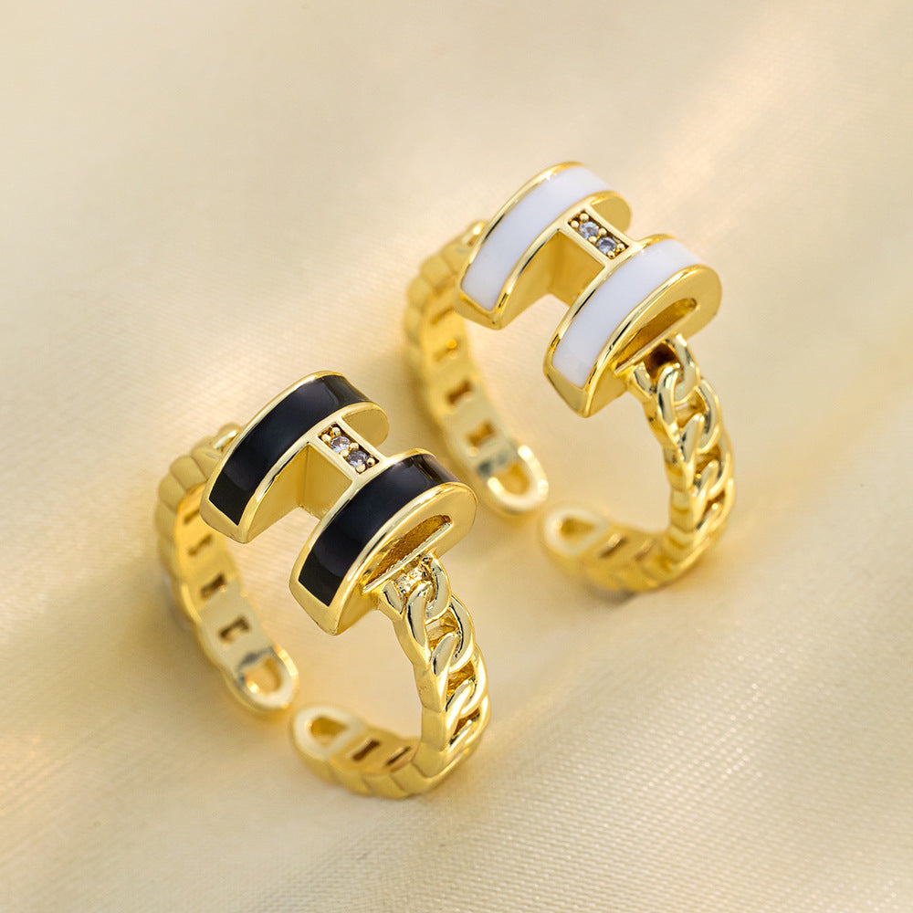 Anello minimalist in acciaio titanio traforato con design geometrico da donna