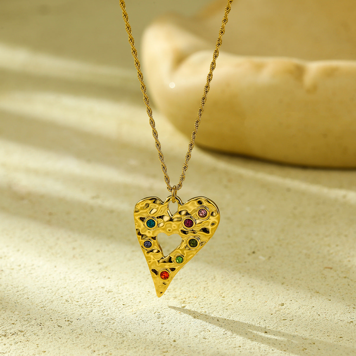 Collar Colgante Geométrico Minimalista de Acero de Titanio con Chapado en Oro de 18K y Diseño de Textura Martillada para Mujer