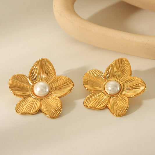 Pendientes de botón minimalistas con forma de flor de acero de titanio chapados en oro de 18 quilates con detalles de perlas para mujer