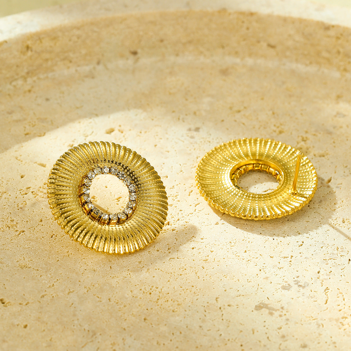 Pendientes de botón minimalistas de acero inoxidable chapado en oro de 18 quilates con forma redonda hueca y diamantes de imitación para mujer