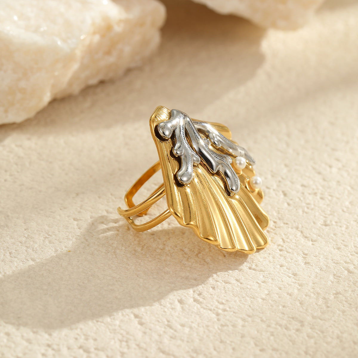 Anillo Minimalista de Acero de Titanio con Forma de Concha y Acabado Chapado para Mujer