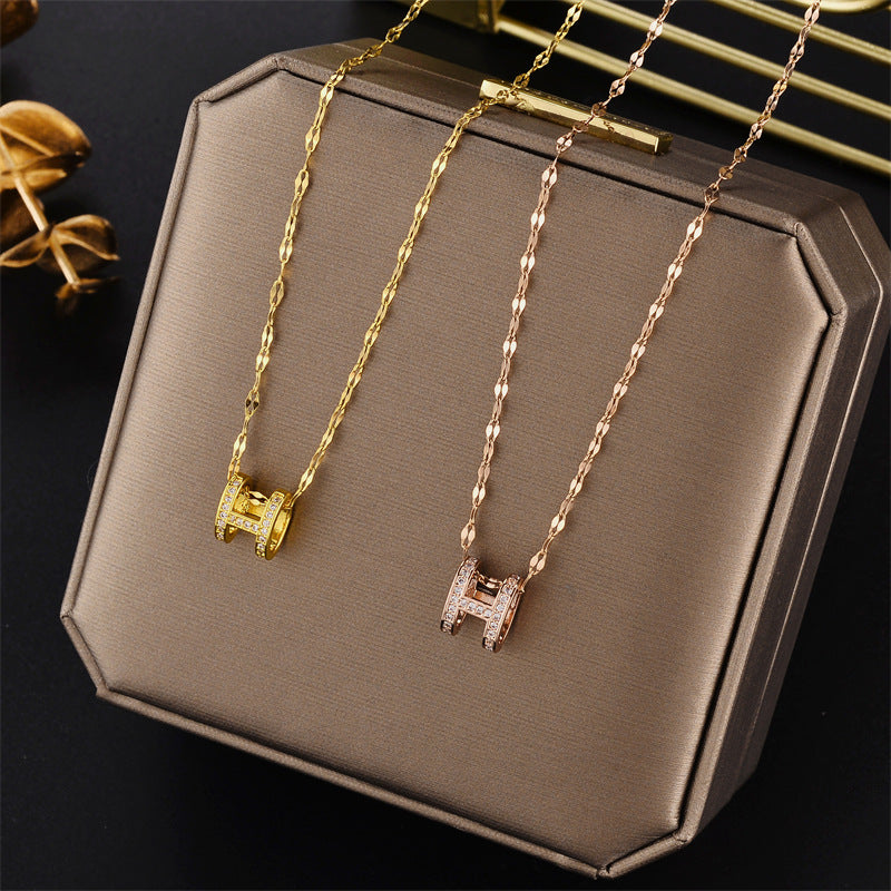 Collana da donna a lettera H in acciaio di titanio minimalista a tono freddo con intarsio completo di strass e finitura placcata