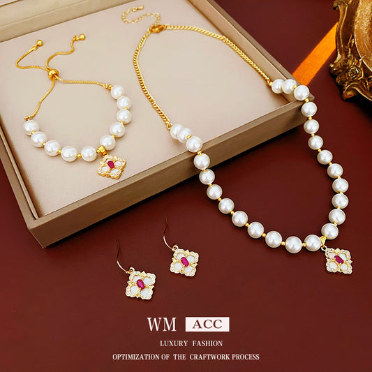 Luxury Floral Tassel Bracelet in Alloy with Gold Plating for Women, Fashionable Minimalist Hand Jewelry Set