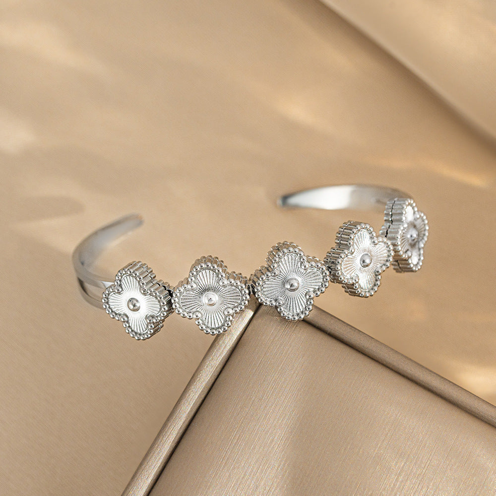 Bracciale Minimalista Elegante da Donna in Acciaio al Titanio con Finitura Galvanizzata e Design Geometrico Ovale